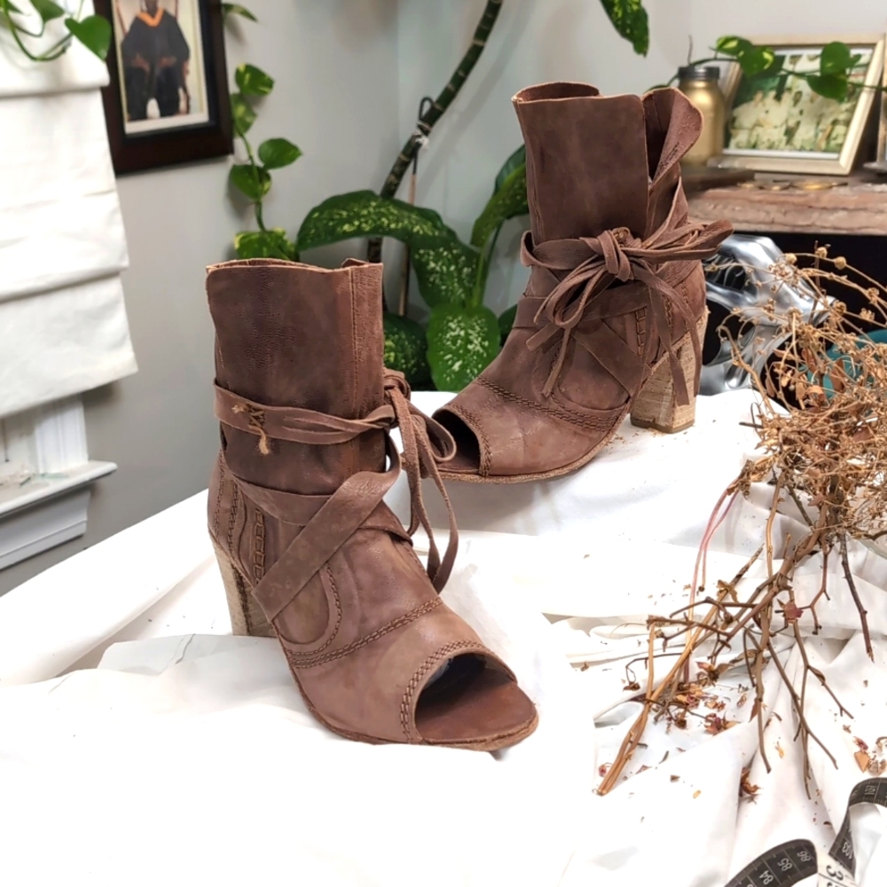 Free People ladies Wrap up sandal